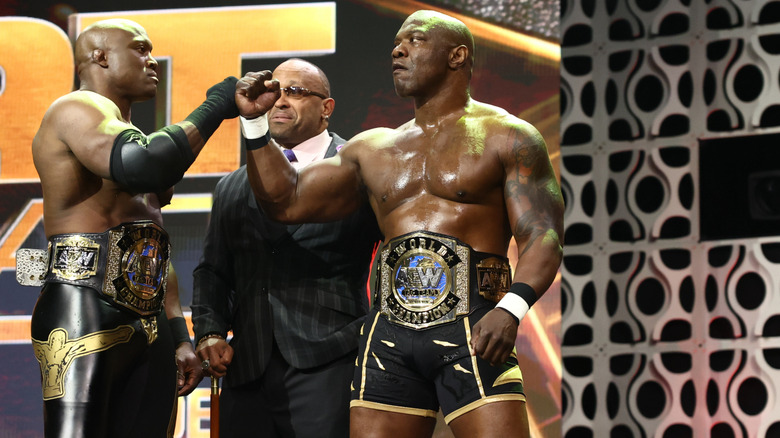 Shelton Benjamin giving a fist bump to Bobby Lashley