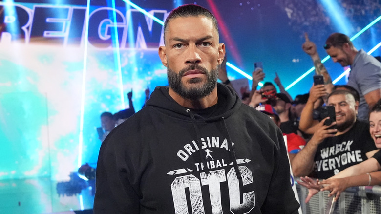Roman Reigns realiza su entrada durante el Monday Night Raw en Golden 1 Center el 14 de abril de 2025 en Sacramento, California.