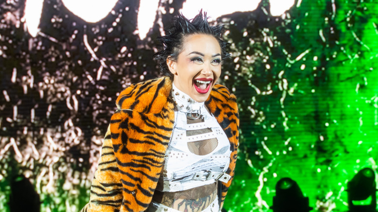 Shotzi hace su entrada durante un evento en vivo de la WWE
