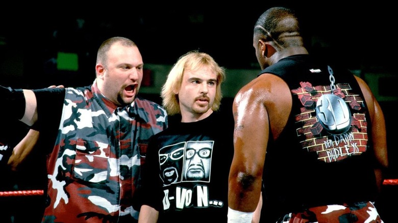 Bubba Ray Dudley, Spike Dudley y D-Von Dudley durante un segmento de ring juntos.