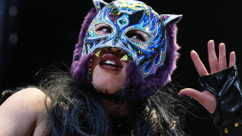 Starlight Kid listening for applause at a STARDOM event