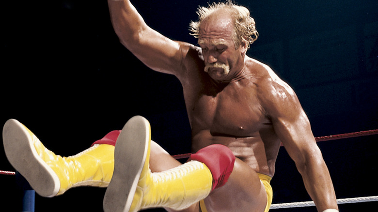 Hulk Hogan entregando una caída de la pierna al terremoto durante un partido mientras estaba en WWE.