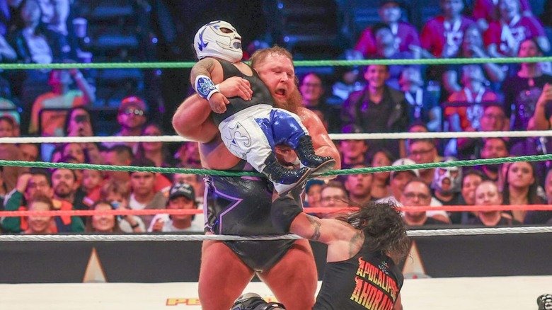 Otis works with Microman to get another star over the top rope at Triplemanía XXXIII.