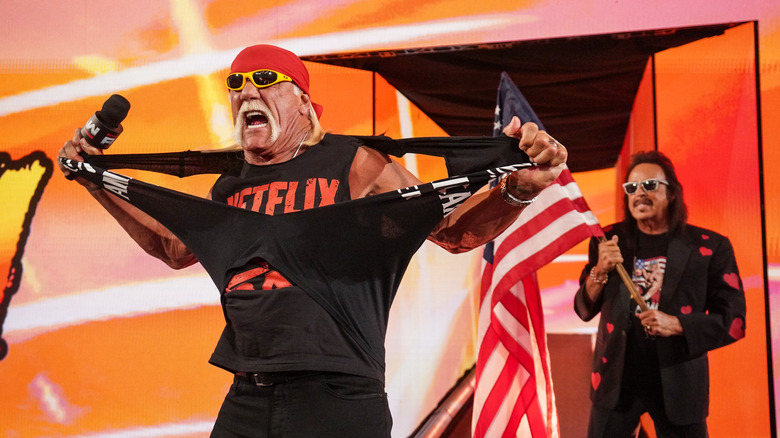 Hulk Hogan con Jimmy Hart junto a la multitud durante Raw en Intuit Dome el 6 de enero de 2025 en Inglewood, California.