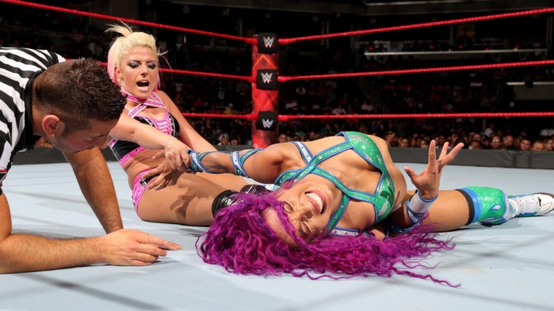 Alexa Bliss y Sasha Banks en WWE Raw