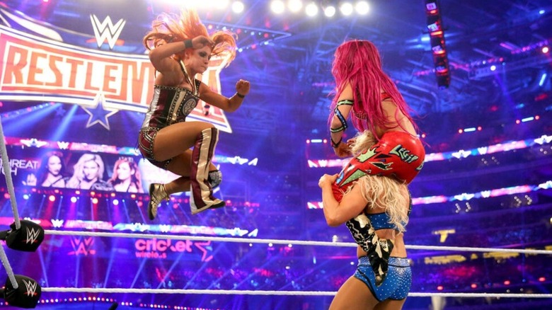 Becky Lynch, Sasha Banks y Charlotte Flair en WWE Wrestlemania 32