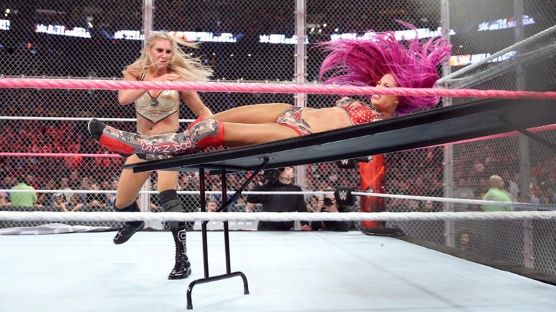Charlotte Flair y Sasha Banks en WWE Hell in a Cell 2016