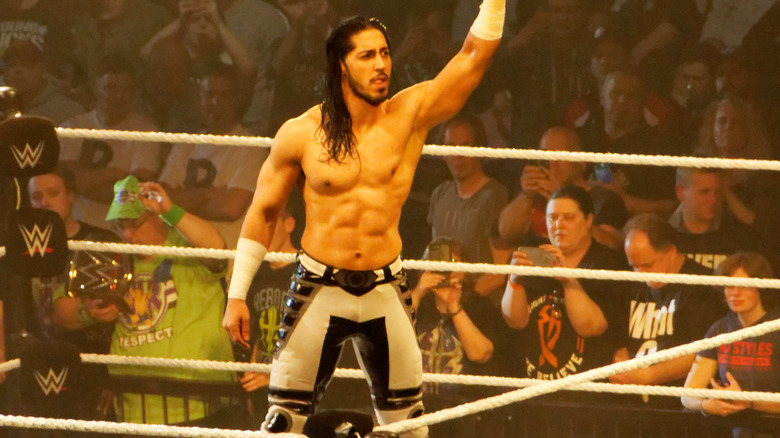 Mustafa Ali waving