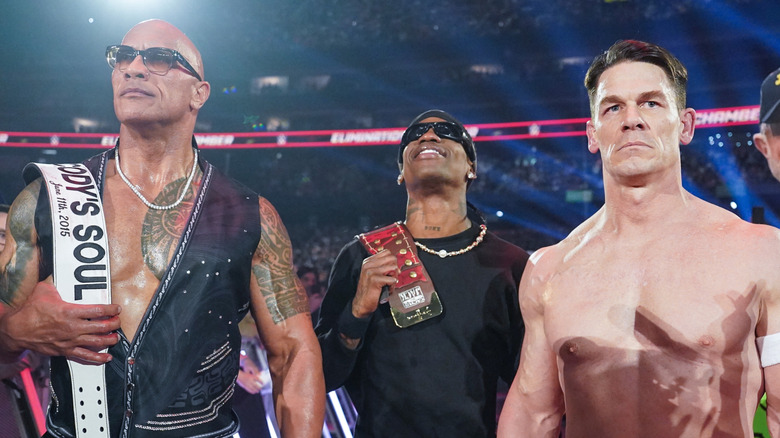The Rock, Travis Scott y John Cena en la Cámara de Eliminación de la WWE