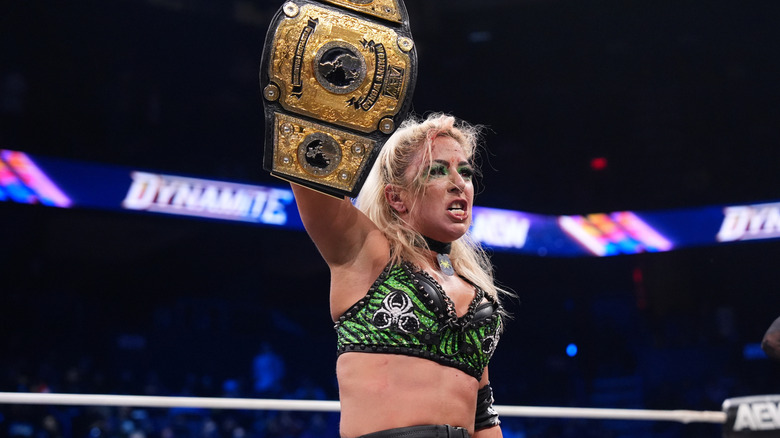 Thekla raises the AEW Women's World Championship after defeating Kris Statlander on 