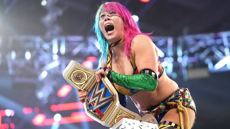 Asuka holding the WWE SmackDown Women's Championship