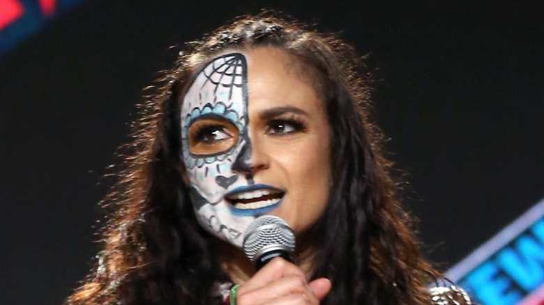 Thunder Rosa microphone