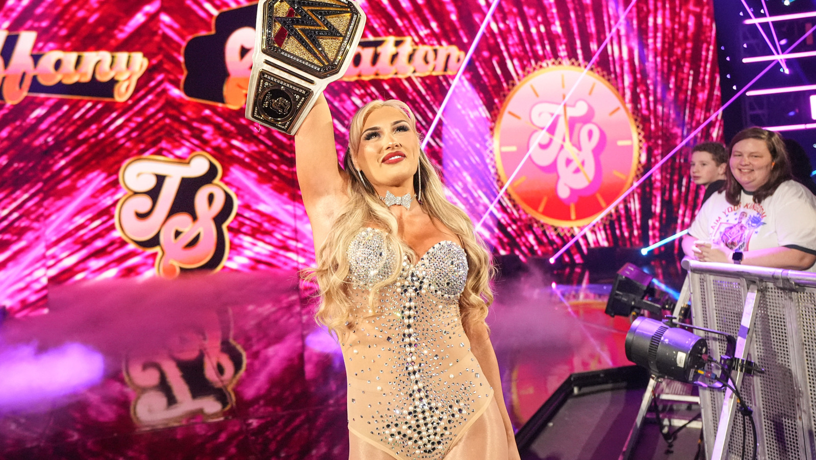 Tiffany Stratton pinnt Bayley Clean und behält den WWE Women's Titel ...