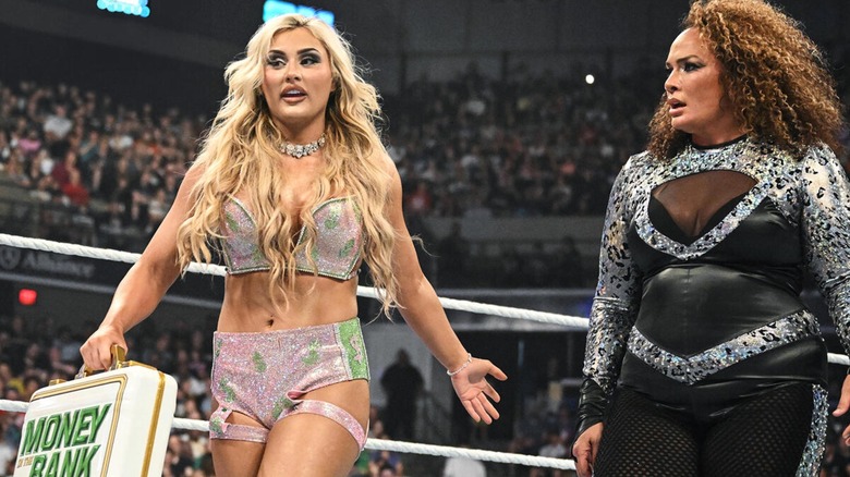 Tiffany Stratton y Nia Jax durante un segmento sobre 