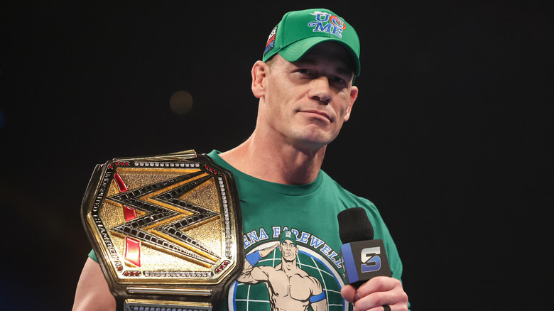 John Cena posando