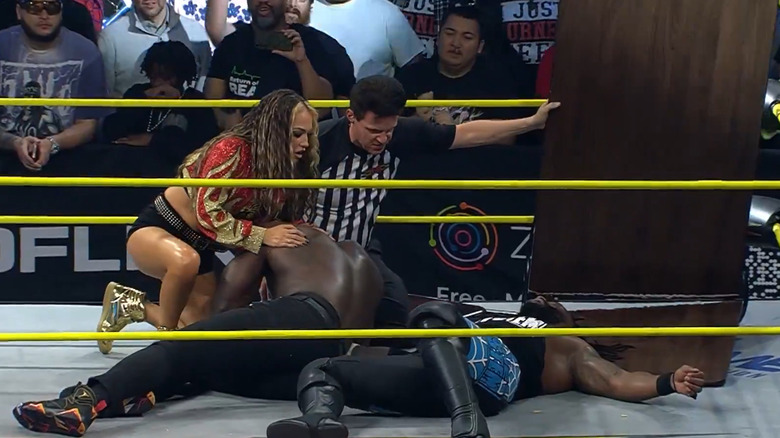 Moose beats Cedric Alexander