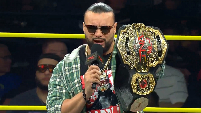 Mike Santana holding the TNA World Heavyweight Championship