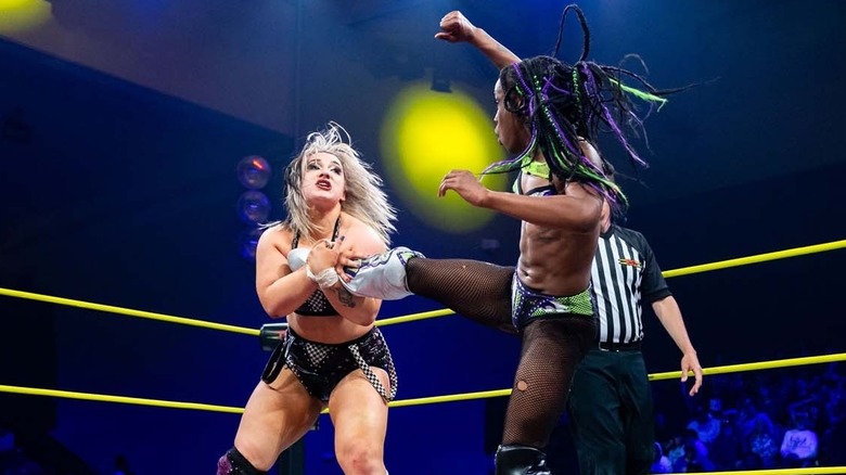 Dani Luna and Jada Stone wrestling