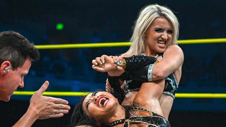 Xia Brookside holding Lei Ying Lee in a submission