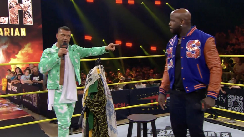 Frankie Kazarian pointing at Moose