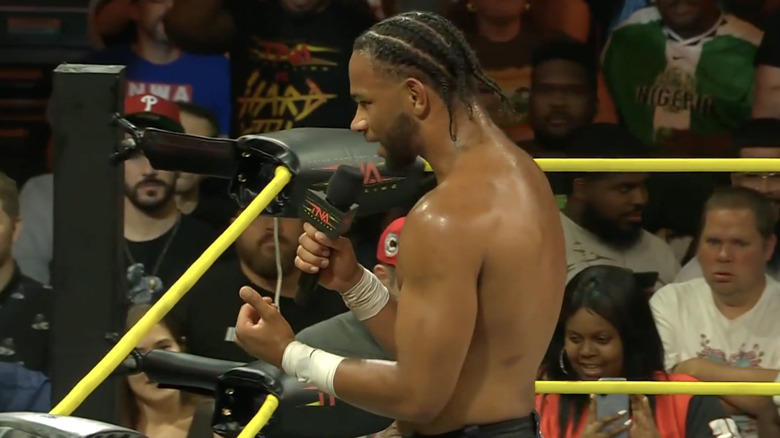 Leon Slater talking in the ring