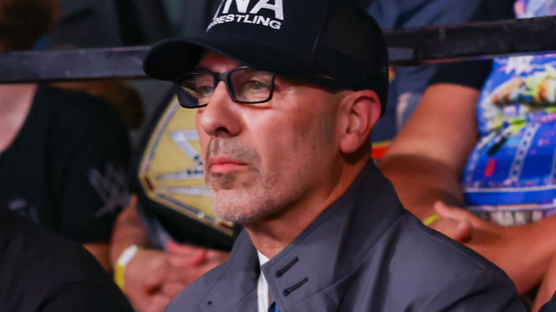 carlos silva watching a wrestling show