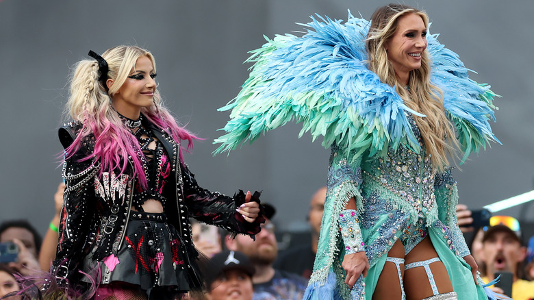 Alexa Bliss y Charlotte Flair caminando por la rampa de entrada