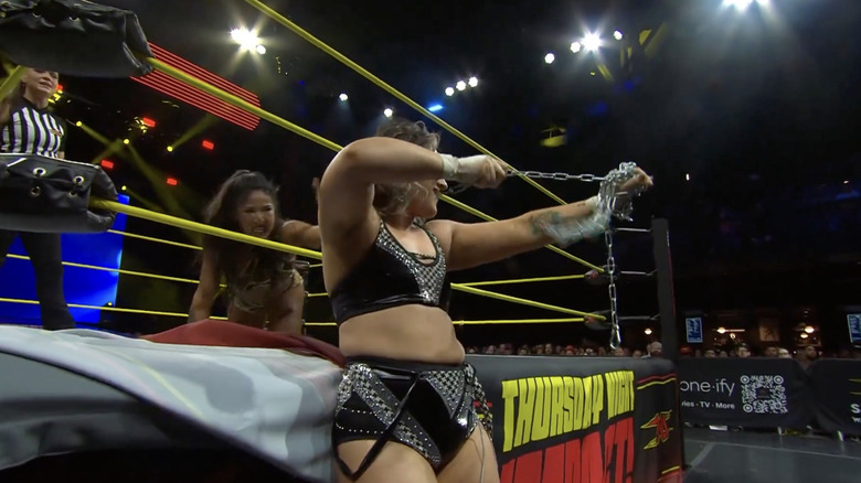 Luna and Lee in the ring