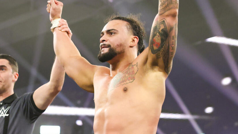 Mike Santana raising his arms