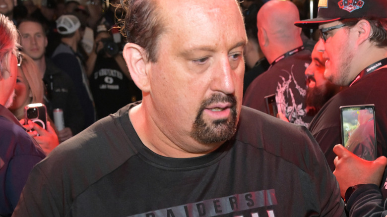 tommy dreamer moving through crowd