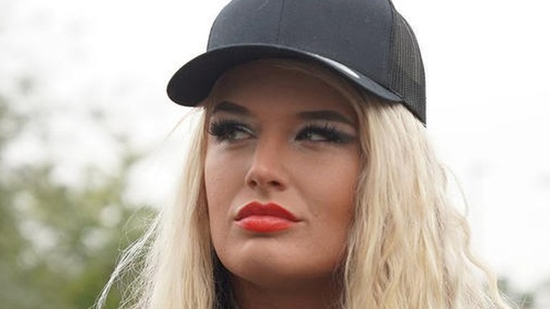 Toni Storm hat