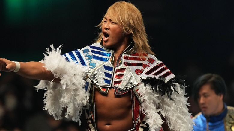 Hiroshi Tanahashi poses for the crowd