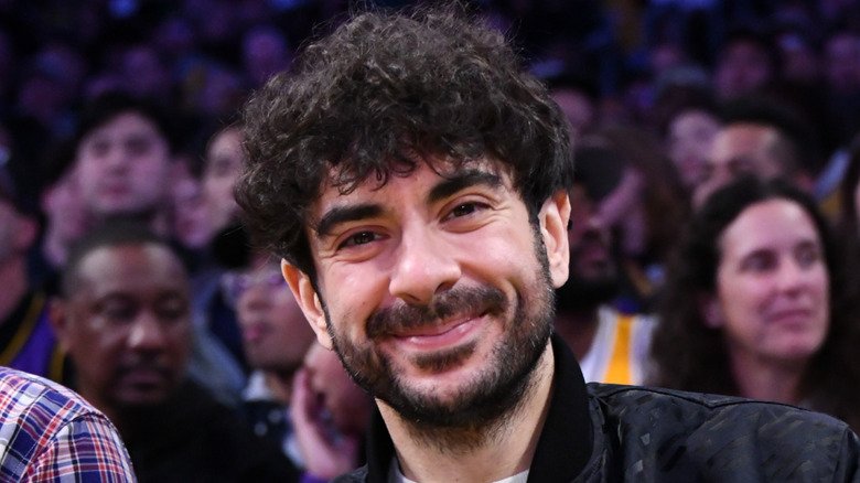 Tony Khan sonriendo frente a una multitud