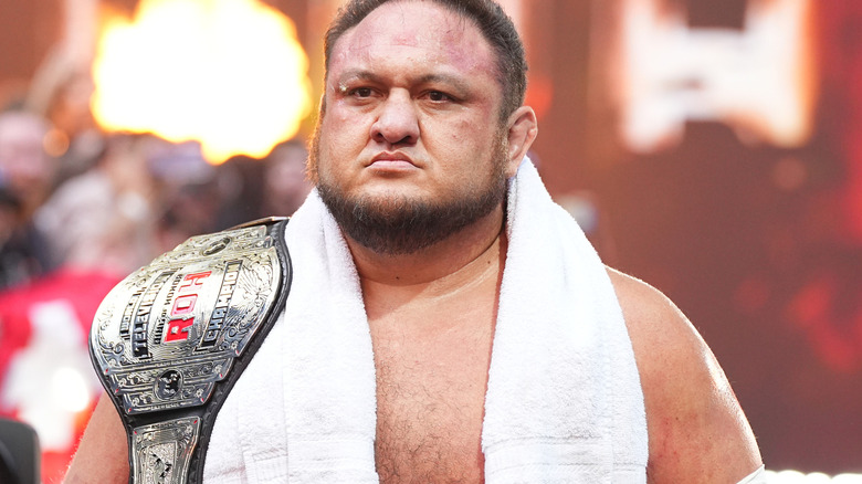 Samoa Joe luciendo el Campeonato de Televisión ROH