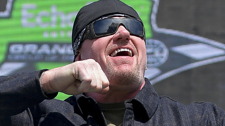 undertaker doing his signature pose