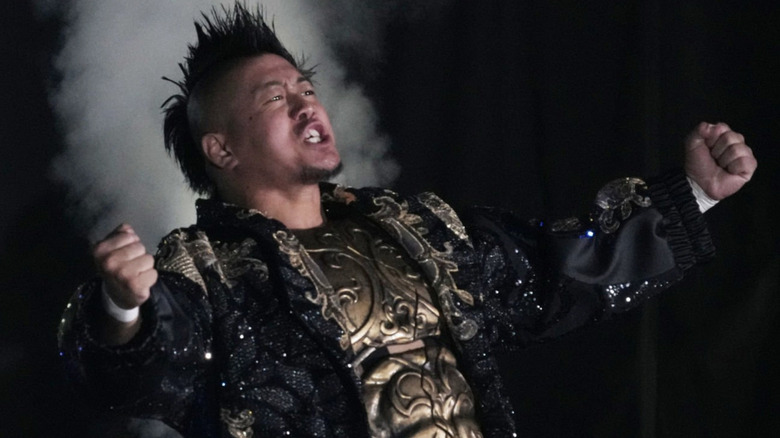 Yoshiki Inamura bares his teeth as he makes his entrance bathed in smoke.