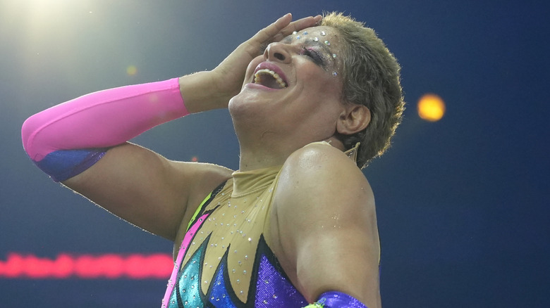 Pimpinela Escarlata takes a moment to strike an elegant pose during their match