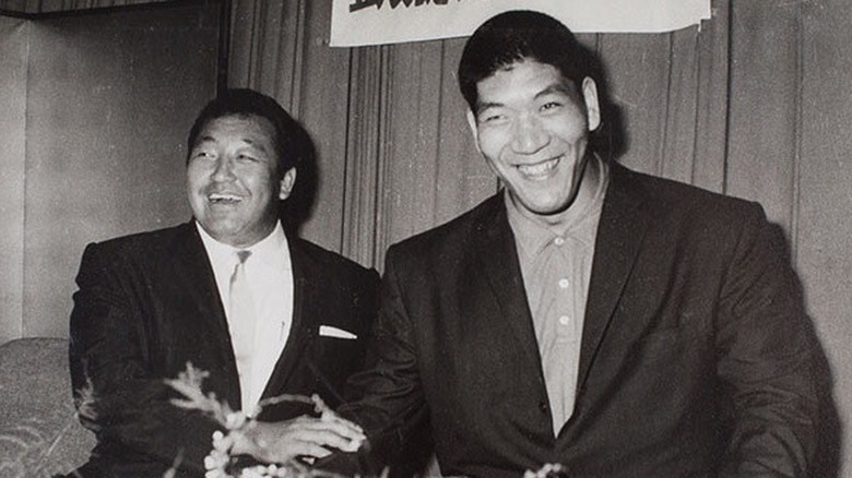 Giant Baba sitting next to Rikidōzan