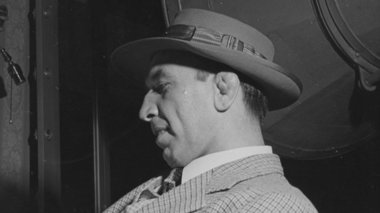 Perfil lateral de Mike Mazurki con su oreja de coliflor en una pantalla prominente