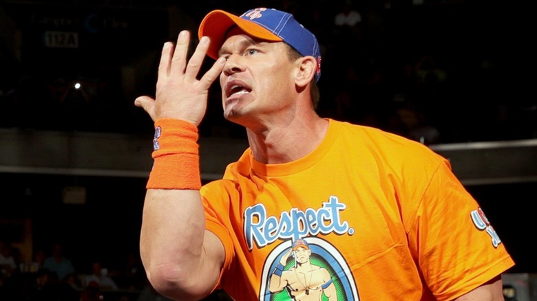 John Cena haciendo su icónico gesto con la mano