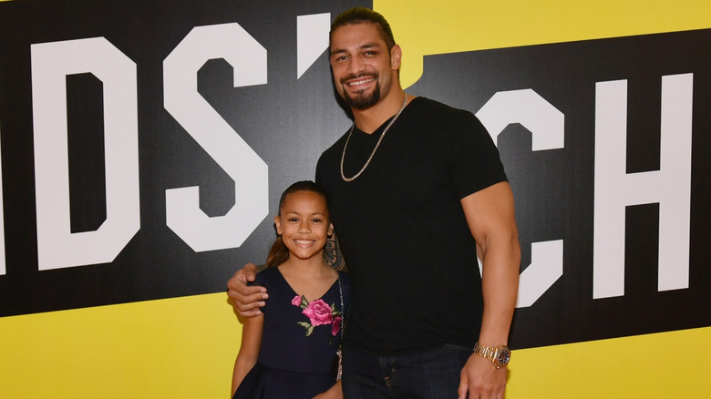 Roman Reigns y su hija Jojo en la alfombra roja