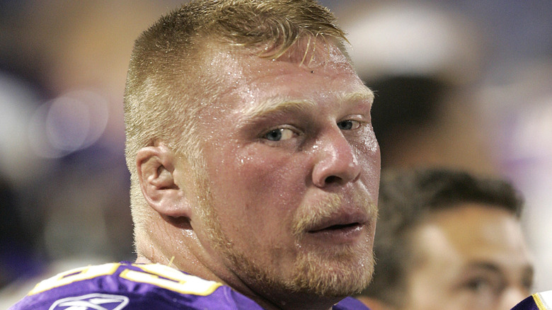 Brock Lesnar con una camiseta de los Minnesota Vikings y almohadillas de fútbol