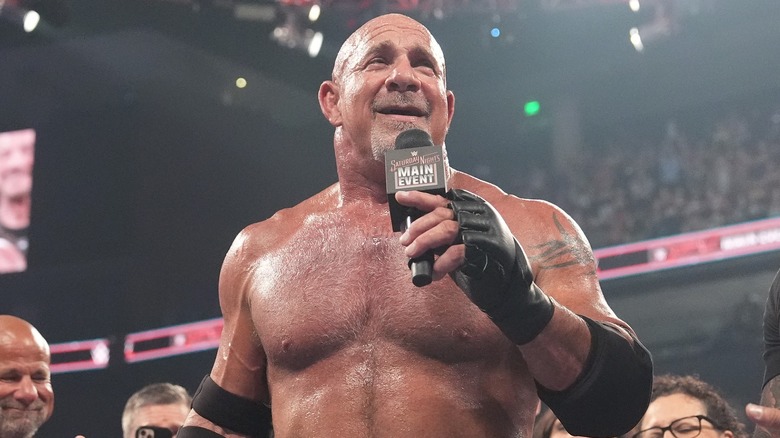 Goldberg en su camino hacia el ring antes de su último partido con WWE en 
