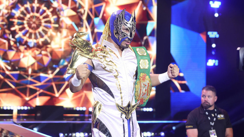 Komander walking to the ring 