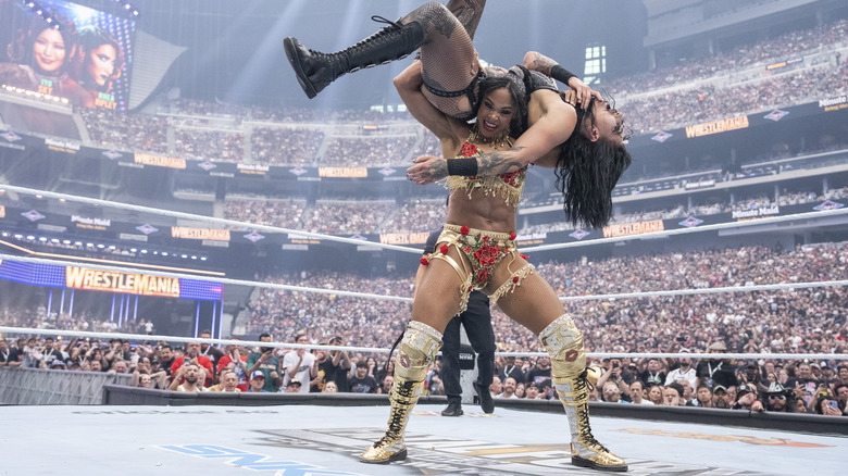 Bianca Belair gets Rhea Ripley up on her shoulders for the KOD at WWE WrestleMania 41