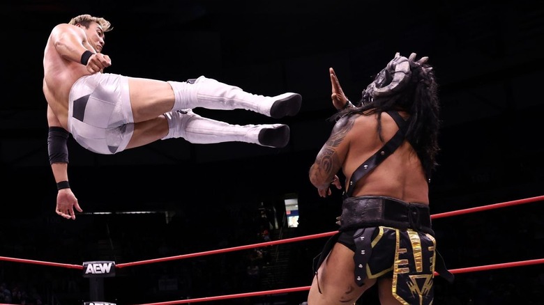 Kazuchika Okada dropkicking The Beast Mortos