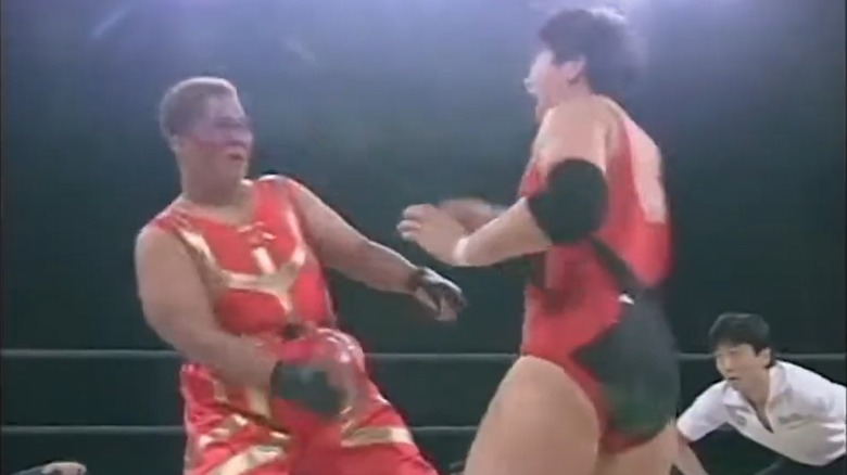 Aja Kong and Yumiko Hotta fight in the ring