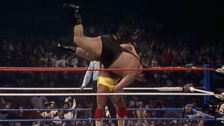 Hulk Hogan bodyslams Andre