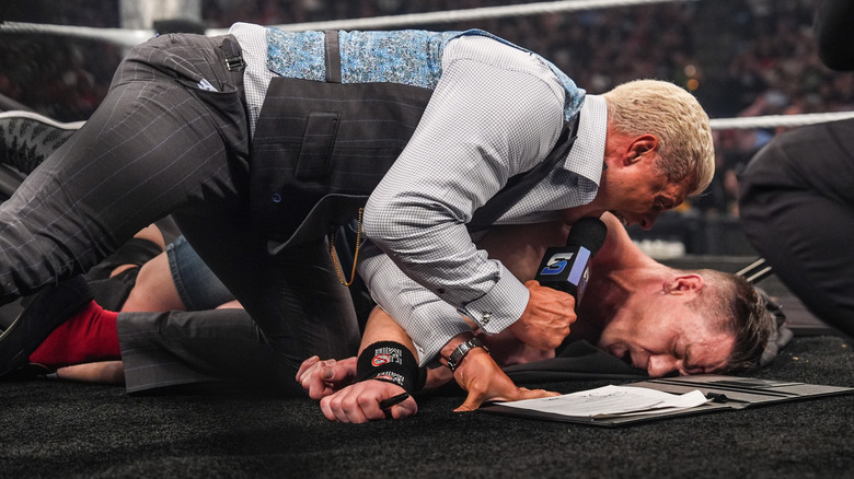 Cody Rhodes grita a un inconsciente John Cena en 