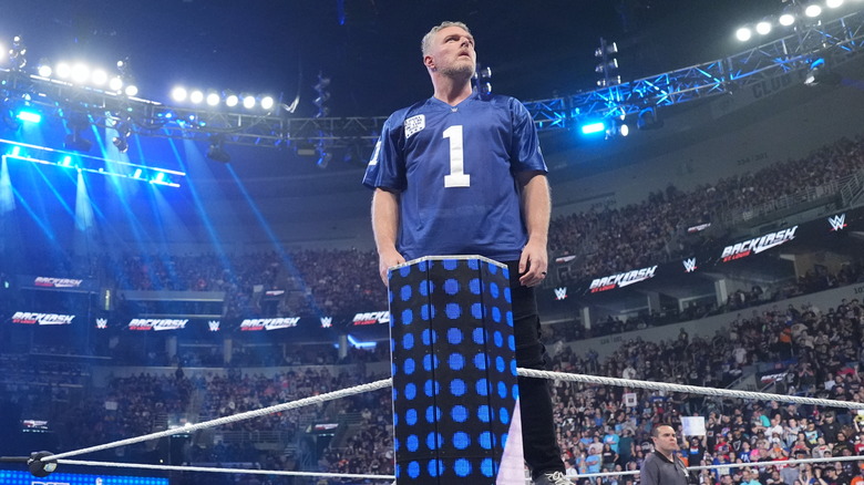 Pat McAfee mira a la multitud